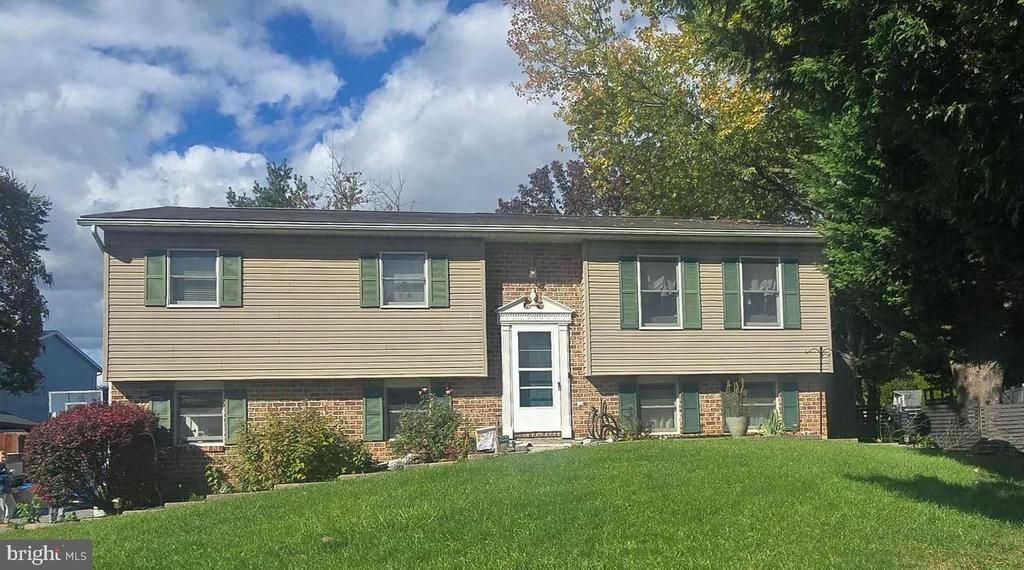 1047 CELESTE DRIVE, SHIPPENSBURG, PA 17257