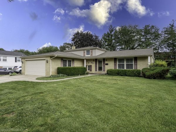1631 S Surrey Ridge Drive , Arlington Heights, IL 60005