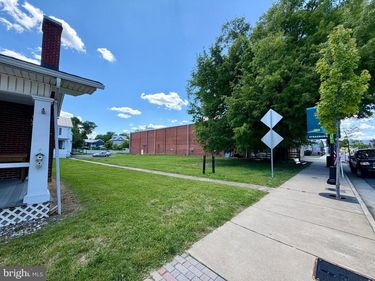 W KING STREET , STRASBURG, VA 22657