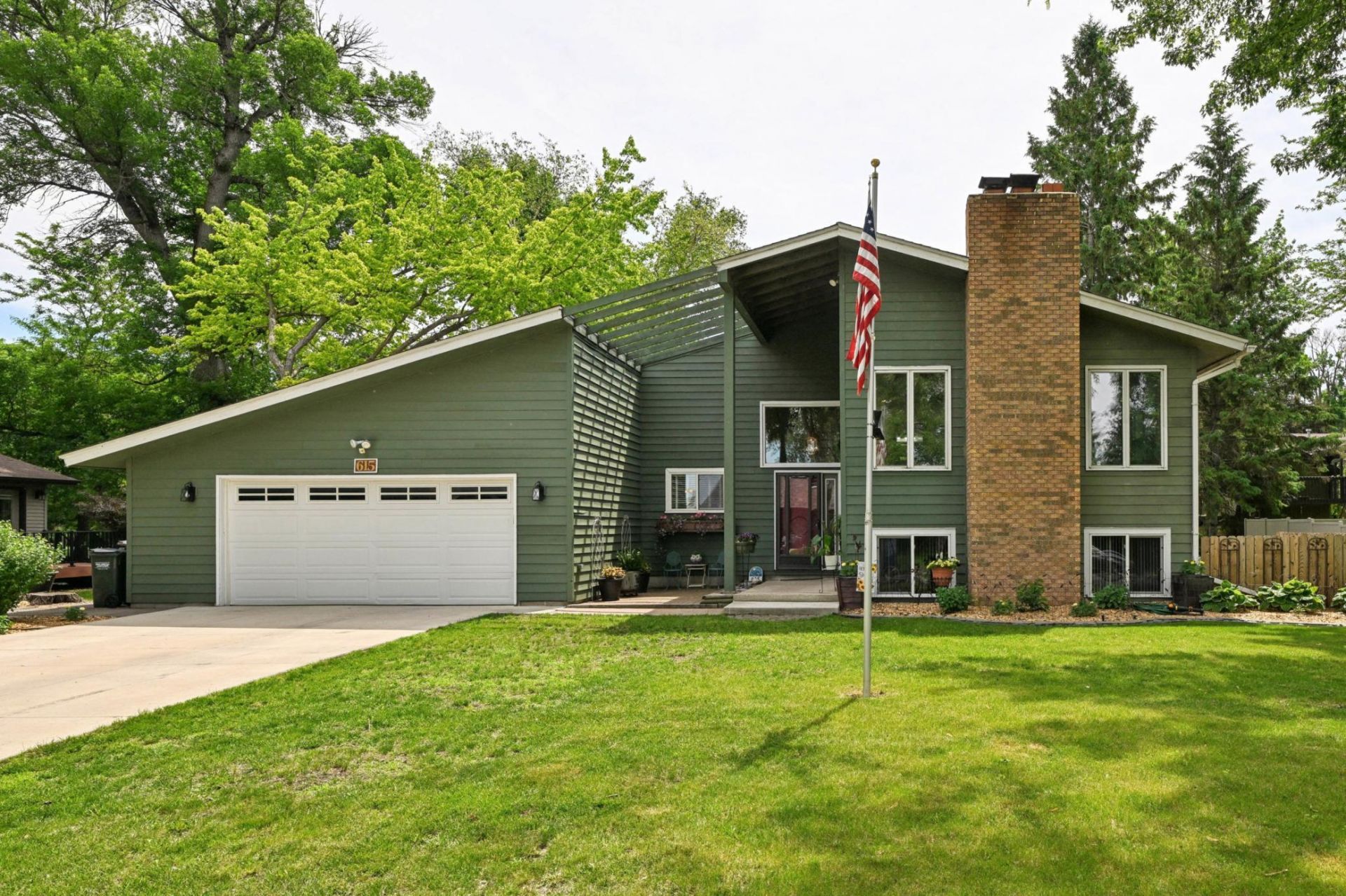 615 Lakewood Drive SW, Hutchinson, MN 55350