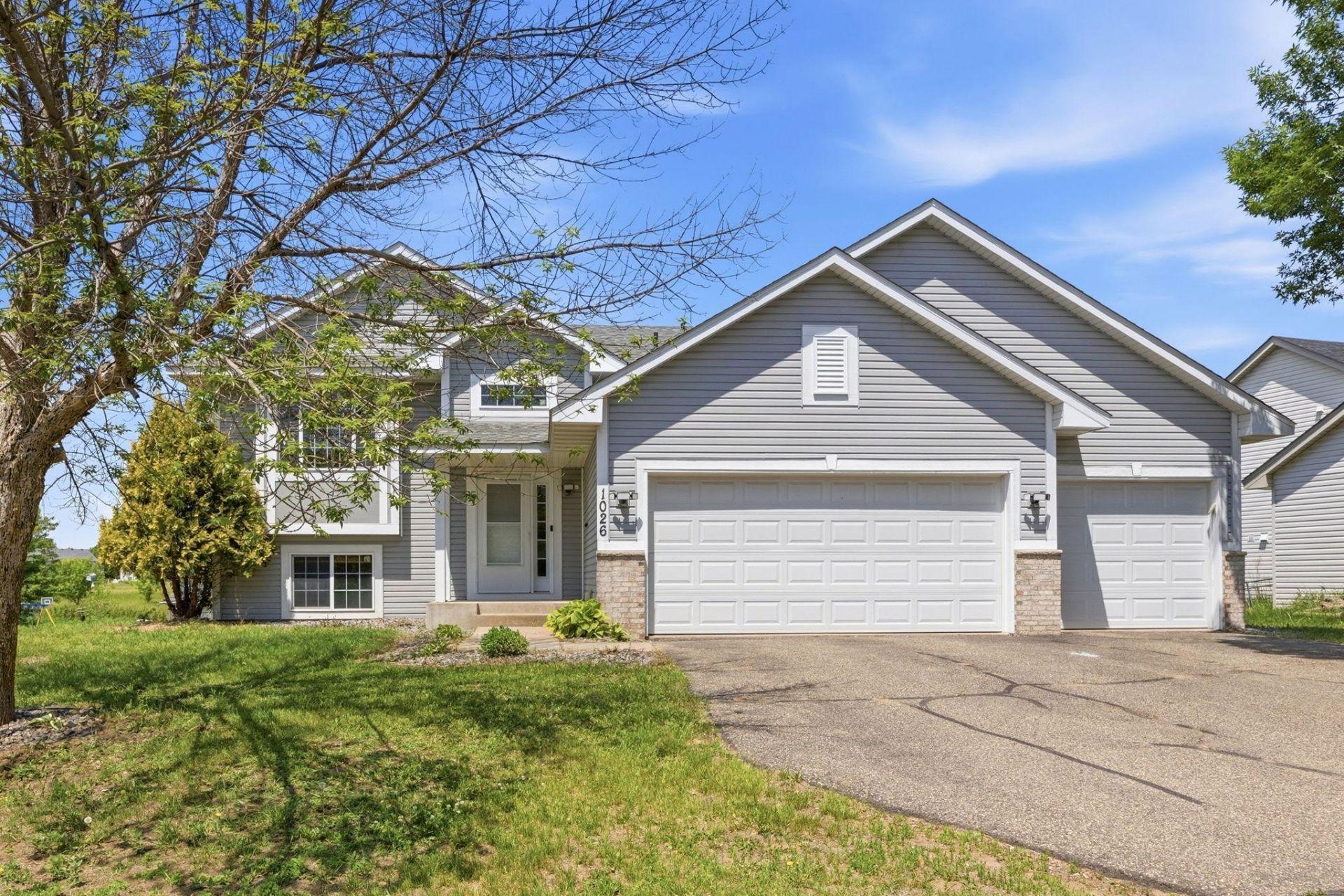 1026 Pioneer Trail SE, Cambridge, MN 55008