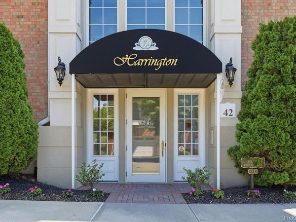 318 Roosevelt Way , Westbury, NY 11590