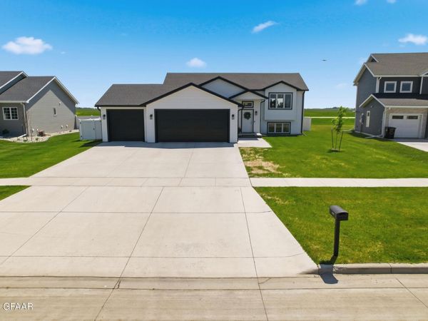 6058 W PRAIRIEWOOD Drive , Grand Forks, ND 58201