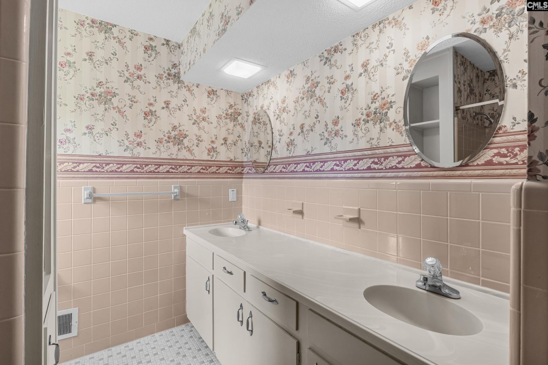 201 Sandhurst Road  Photo 4