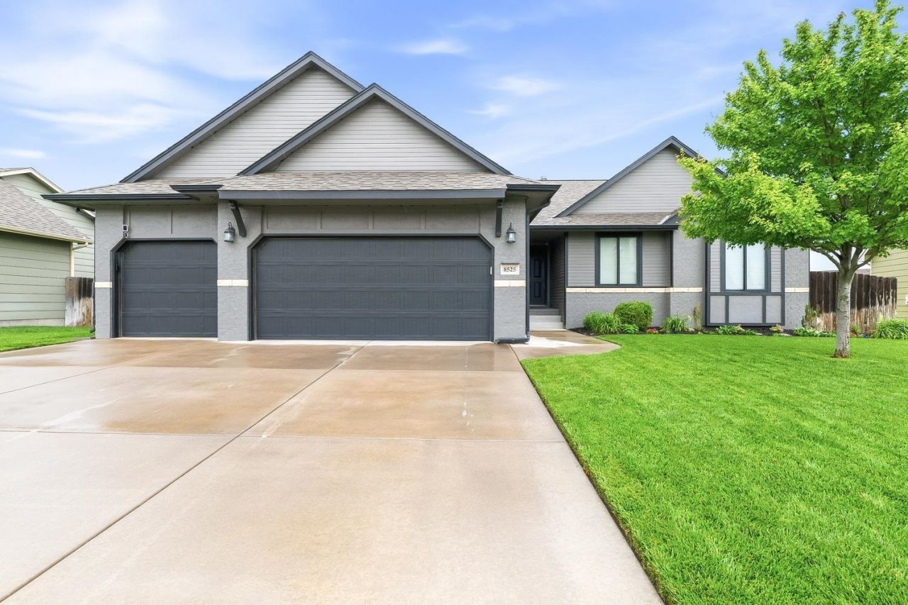 8525 W Candlewood Ct, Wichita, KS 67205 Main Photo