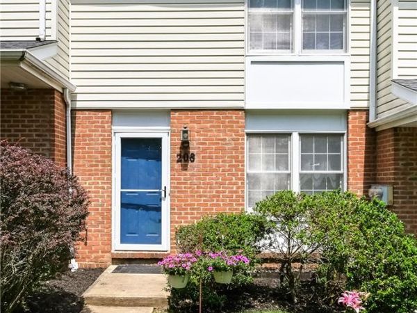208 Meadowview Dr , Canonsburg, PA 15317