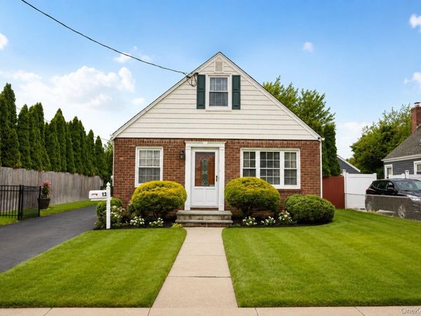 13 Gerald Avenue , Hicksville, NY 11801
