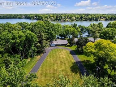 47435 N Shore Drive, Van Buren Twp, MI 48111