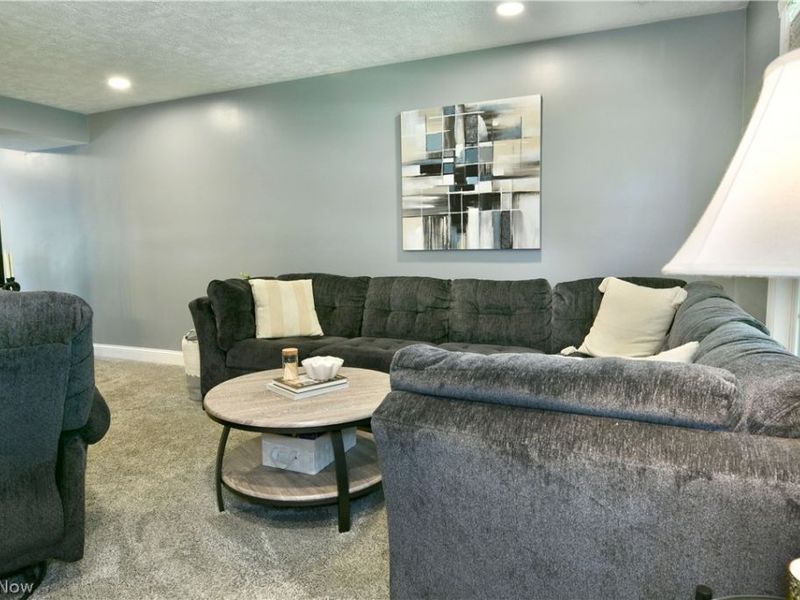 701 Lakeview Drive, Cortland, OH 44410 Photo 4