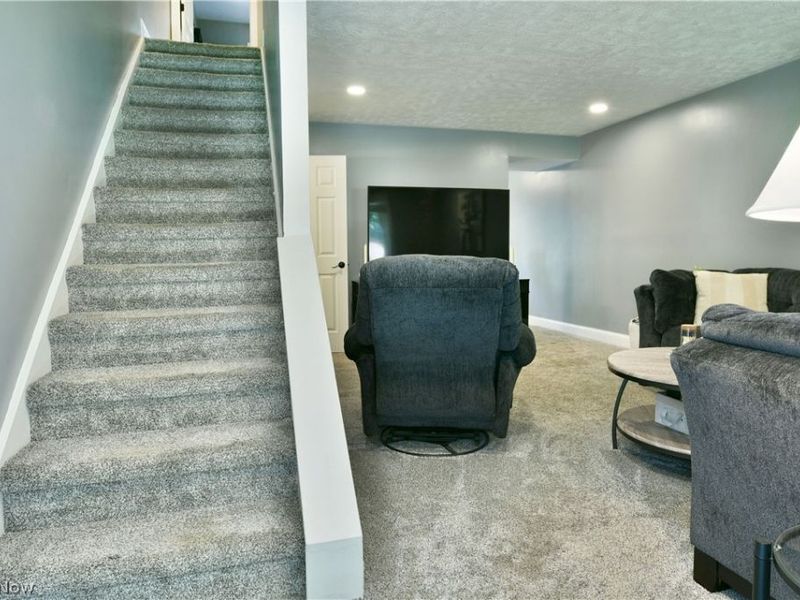 701 Lakeview Drive, Cortland, OH 44410 Photo 5