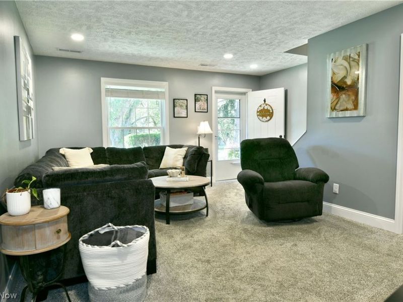 701 Lakeview Drive, Cortland, OH 44410 Photo 8