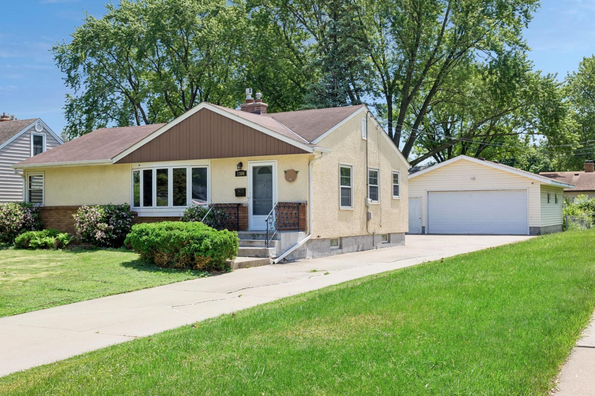 1306 Ryan Avenue W, Roseville, MN 55113