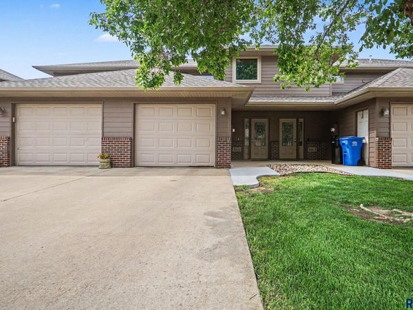 8611 W Grinn Pl, Sioux Falls, SD 57106