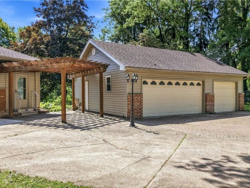 601 Murray Hill Drive, Youngstown, OH 44505 Photo 2