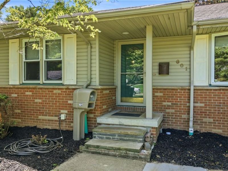 601 Murray Hill Drive, Youngstown, OH 44505 Photo 3