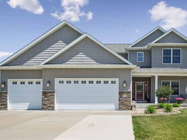 851 Stonebridge Circle, Eldridge, IA 52748