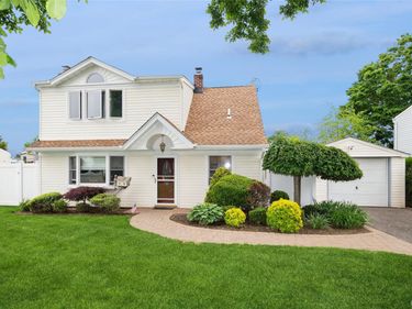25 Rock Lane , Levittown, NY 11756