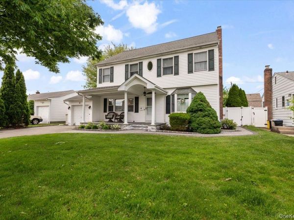 4 Westbury Avenue , Plainview, NY 11803
