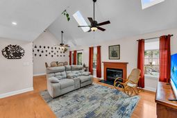 136 Stewart Street photo 4