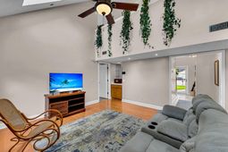 136 Stewart Street photo 4