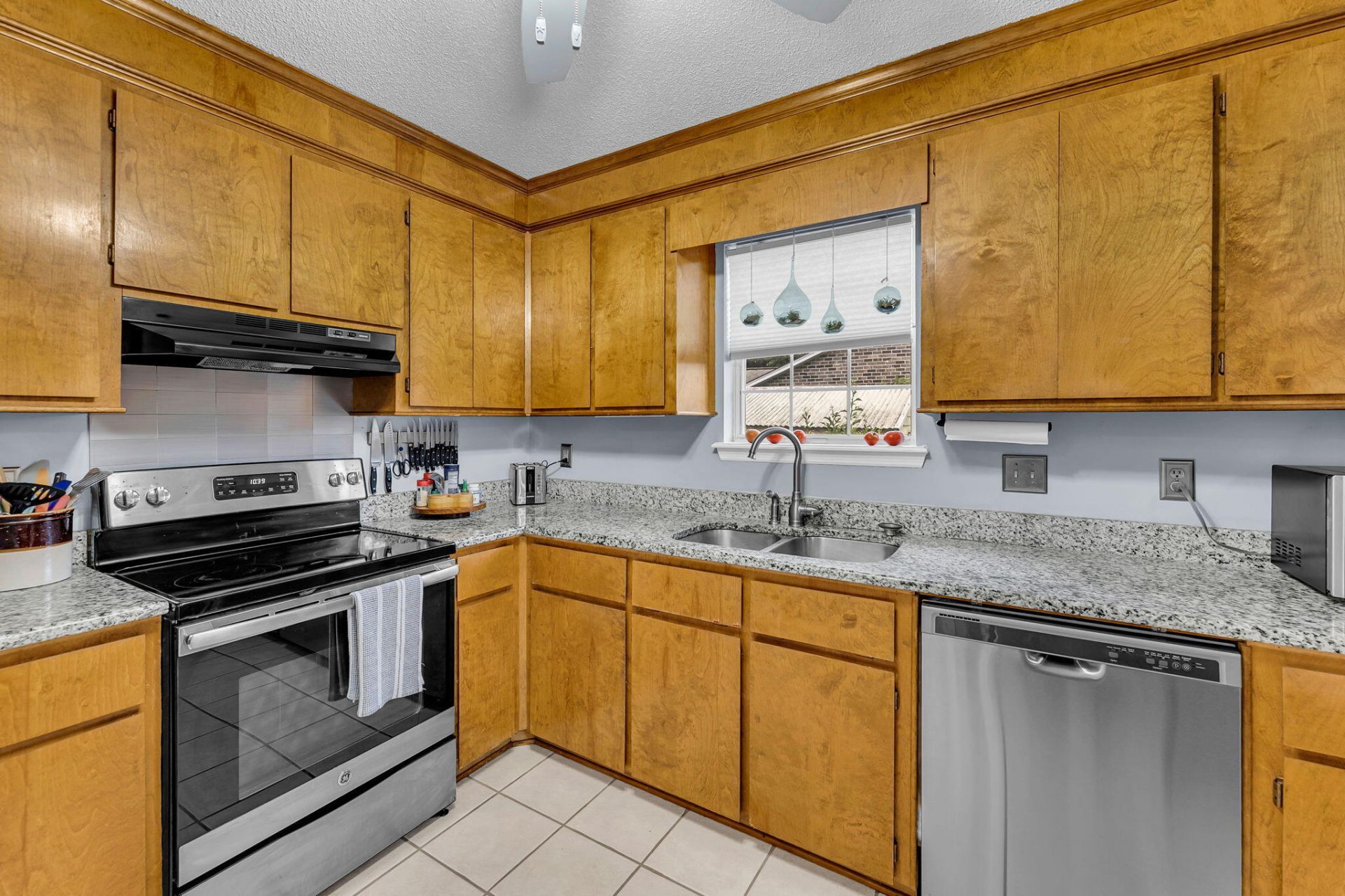 136 Stewart Street Photo 9