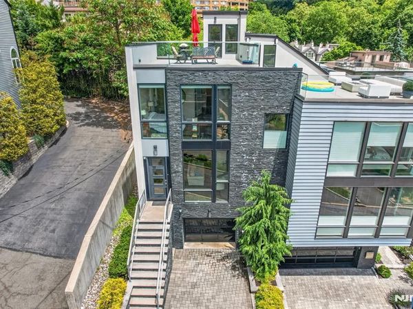 14 Hooks Lane, EDGEWATER, NJ 07020