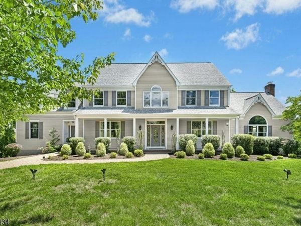 10 Red Robin Way, Raritan, NJ 08822