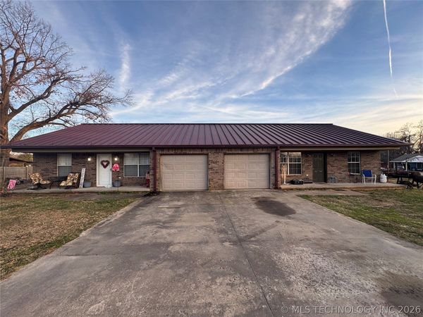 105 E Cedar Avenue , Fort Gibson, OK 74434