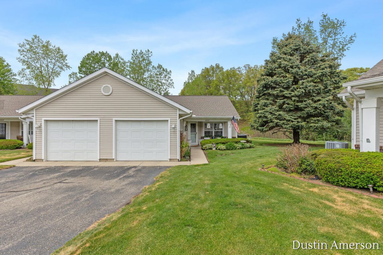 4212 Peak Lane Ne, Grand Rapids, MI 49525 Main Photo