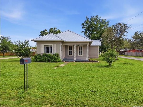 600 W Park, Devine, TX 78016
