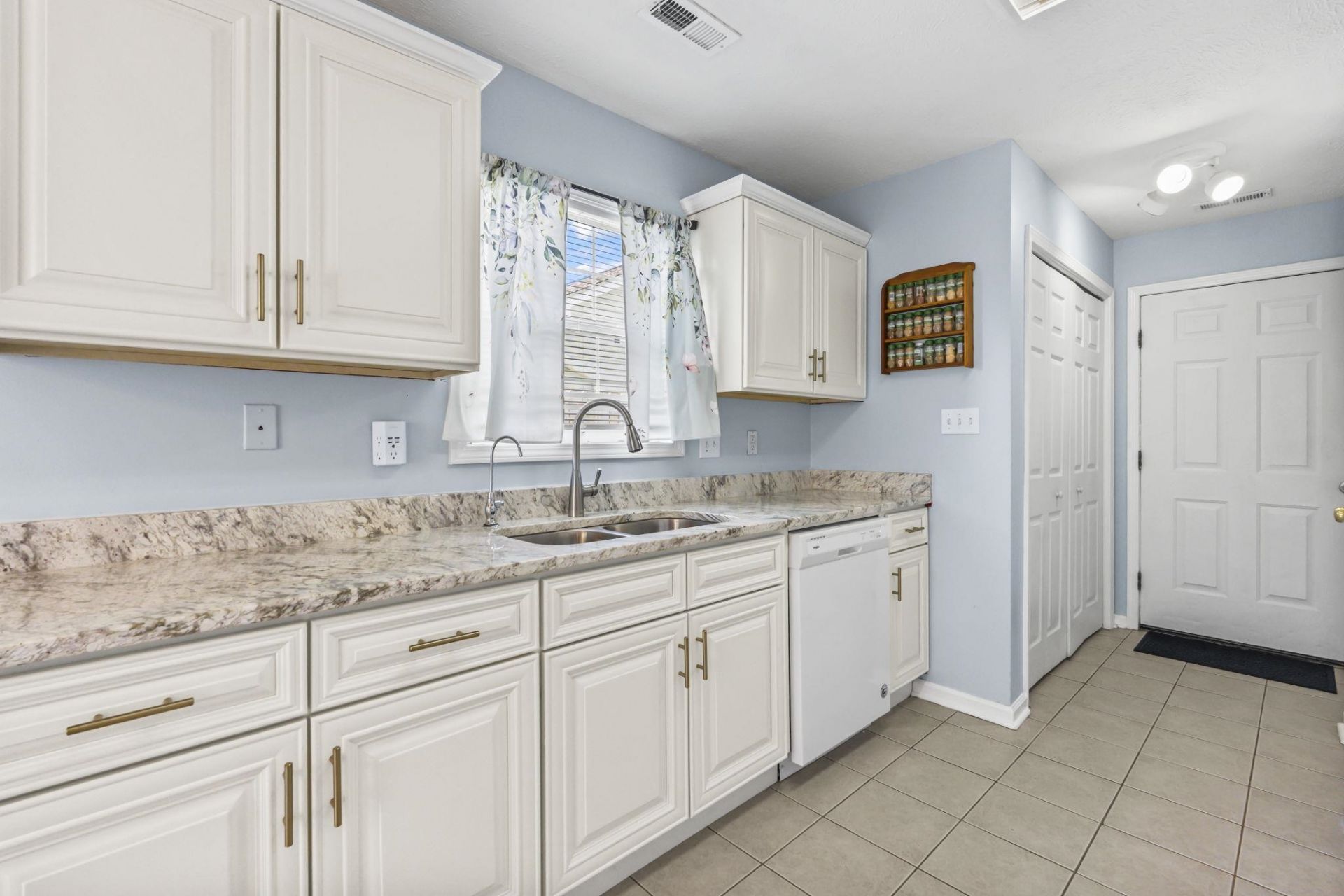 1004 Autumn Dr. Photo 5