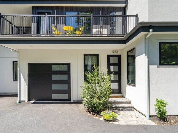 1242 Beacon St, Newton, MA 02468