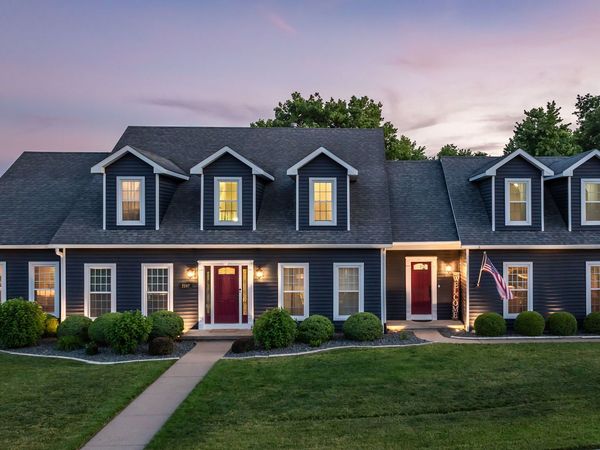 2267 Saint Andrews Circle , Bettendorf, IA 52722