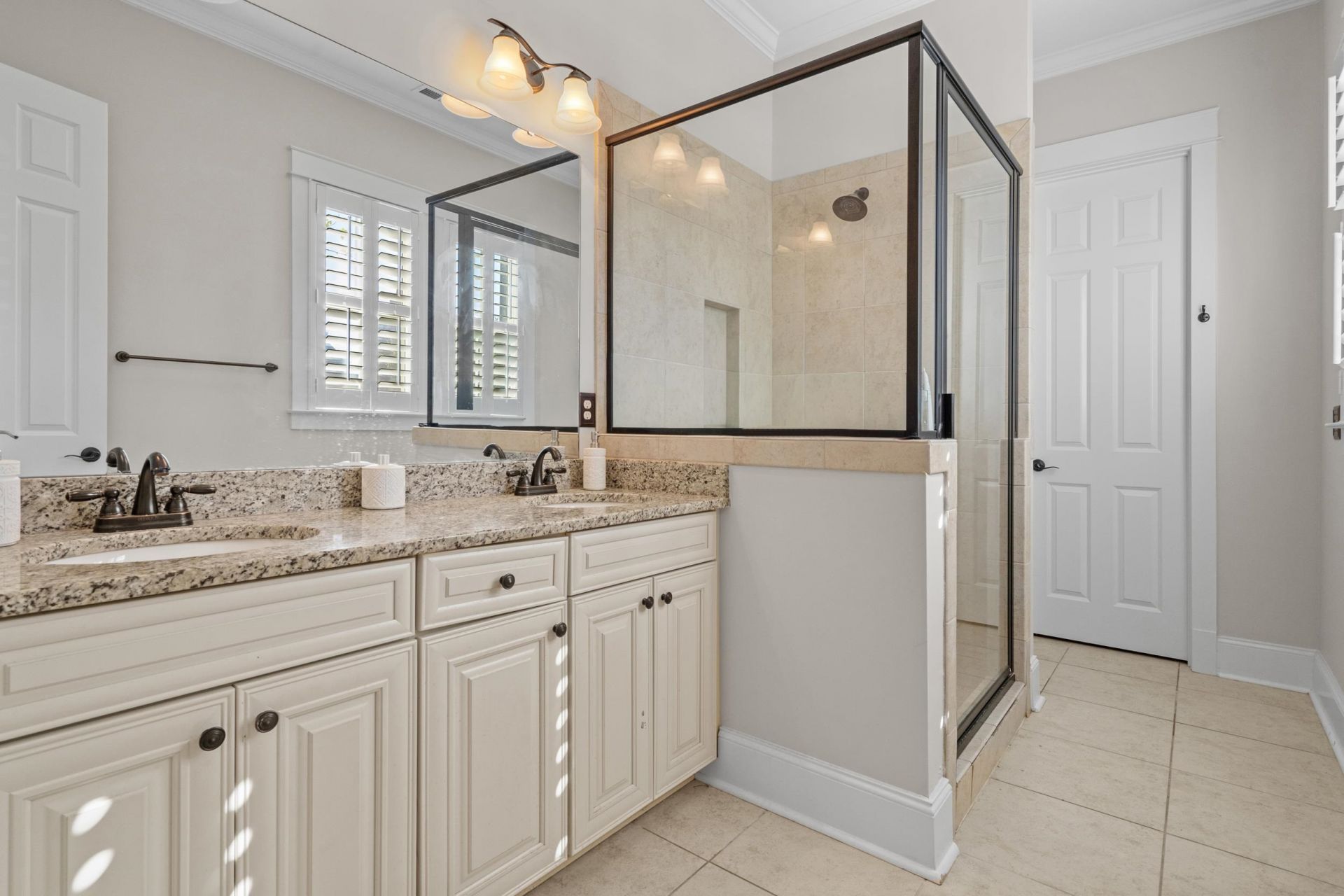 927 Iris St. Photo 32