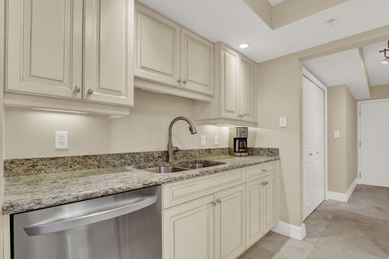 3000 N Ocean Drive, Unit 7h, Singer Island, FL 33404 Photo
