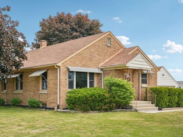 5930 W County Line Rd, Mequon, WI 53092