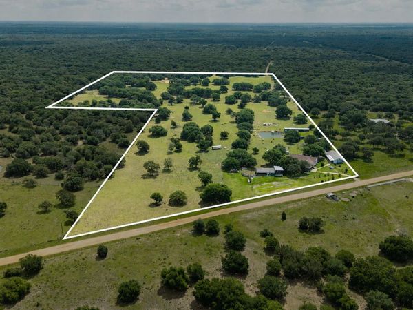 1009 Private Road 1024 , Hallettsville, TX 77964