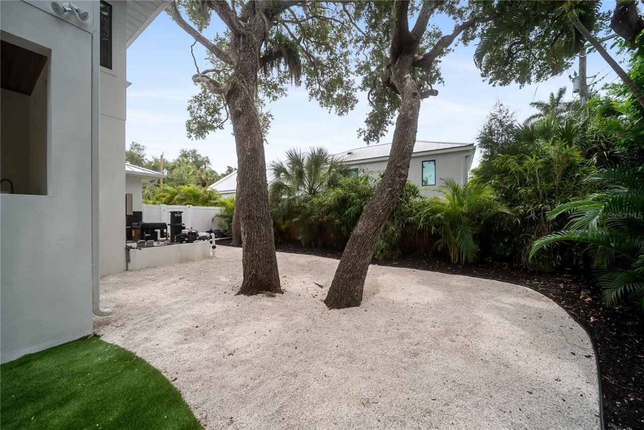 3800 Flores Avenue, Sarasota, FL 34239 Photo