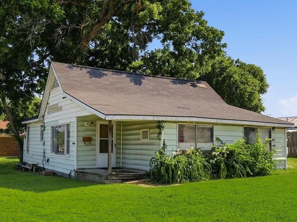 218 W Worth Street , Grapevine, TX 76051