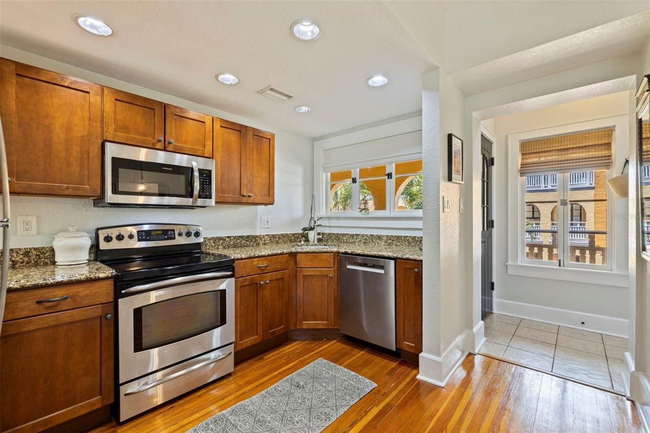 210 22nd Avenue Ne, Unit 6, Saint Petersburg, FL 33704 Photo