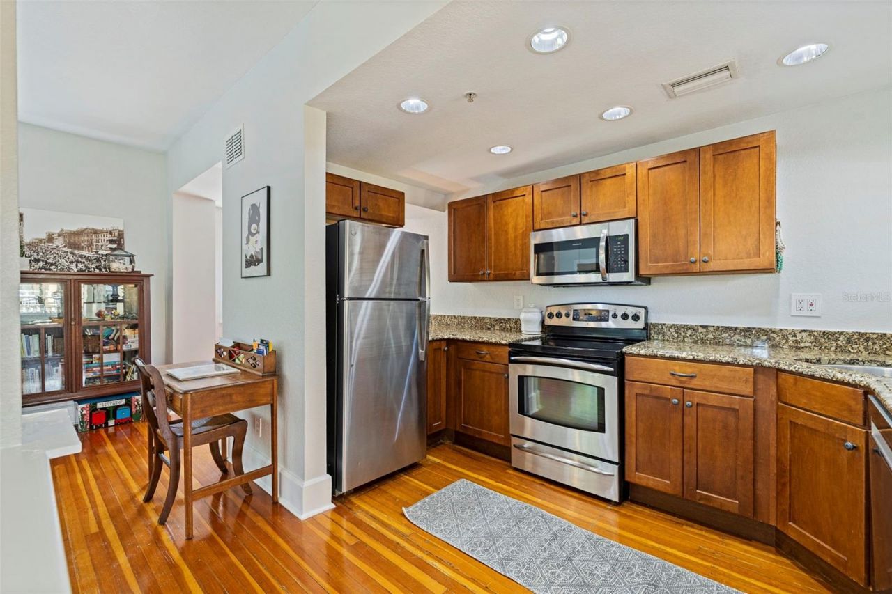 210 22nd Avenue Ne, Unit 6, Saint Petersburg, FL 33704 Photo