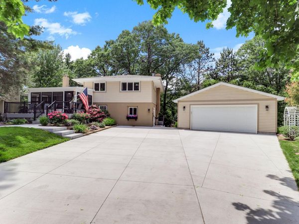 645 Warner Avenue S, Mahtomedi, MN 55115