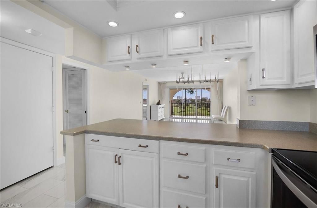37 High Point Cir E, Unit 602, Naples, FL 34103 Photo