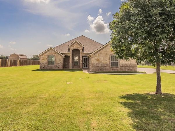 105 Briar Meadows Circle , Azle, TX 76020