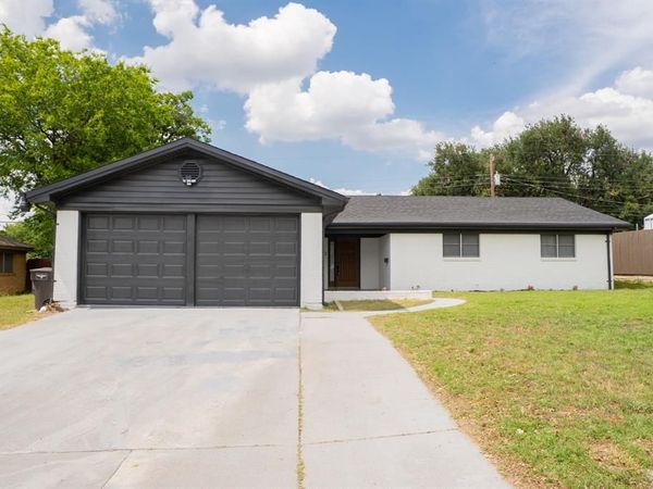 228 Hallbrook Drive , Fort Worth, TX 76134