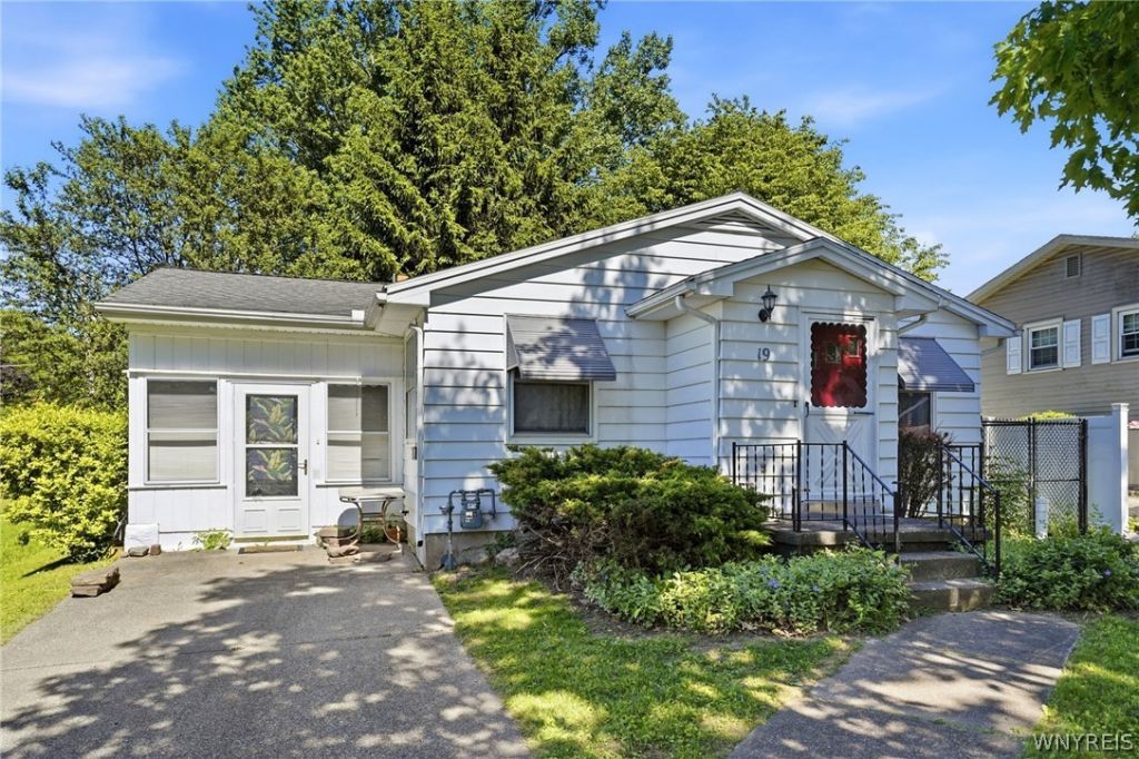 19 Shepard Avenue , Akron, NY 14001 Main Photo