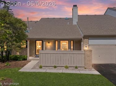 29429 Regents Pointe, Farmington Hills, MI 48331