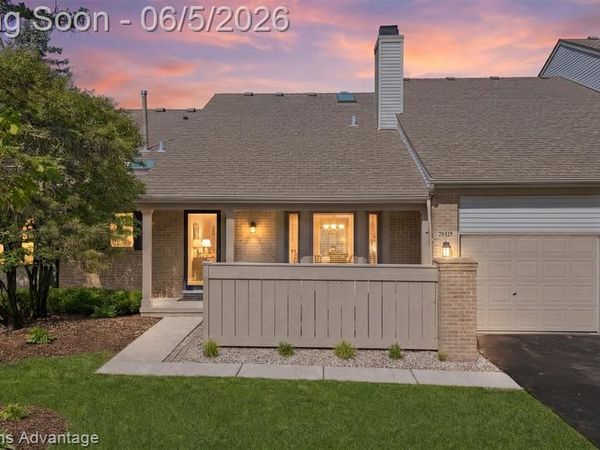 29429 Regents Pointe, Farmington Hills, MI 48331