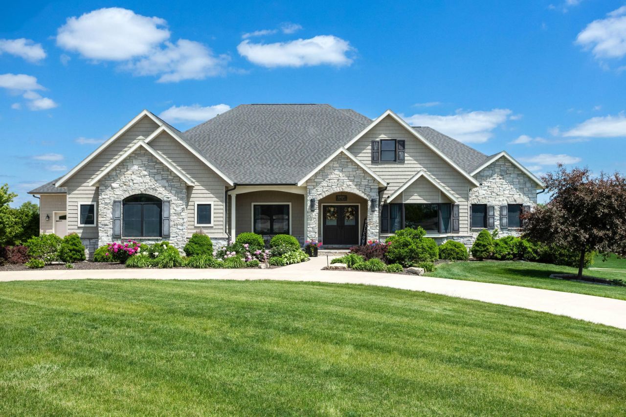 7 Pebble Creek Drive S, LeClaire, IA 52753 Main Photo