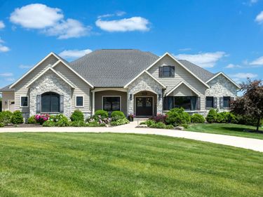 7 Pebble Creek Drive S, Le Claire, IA 52753
